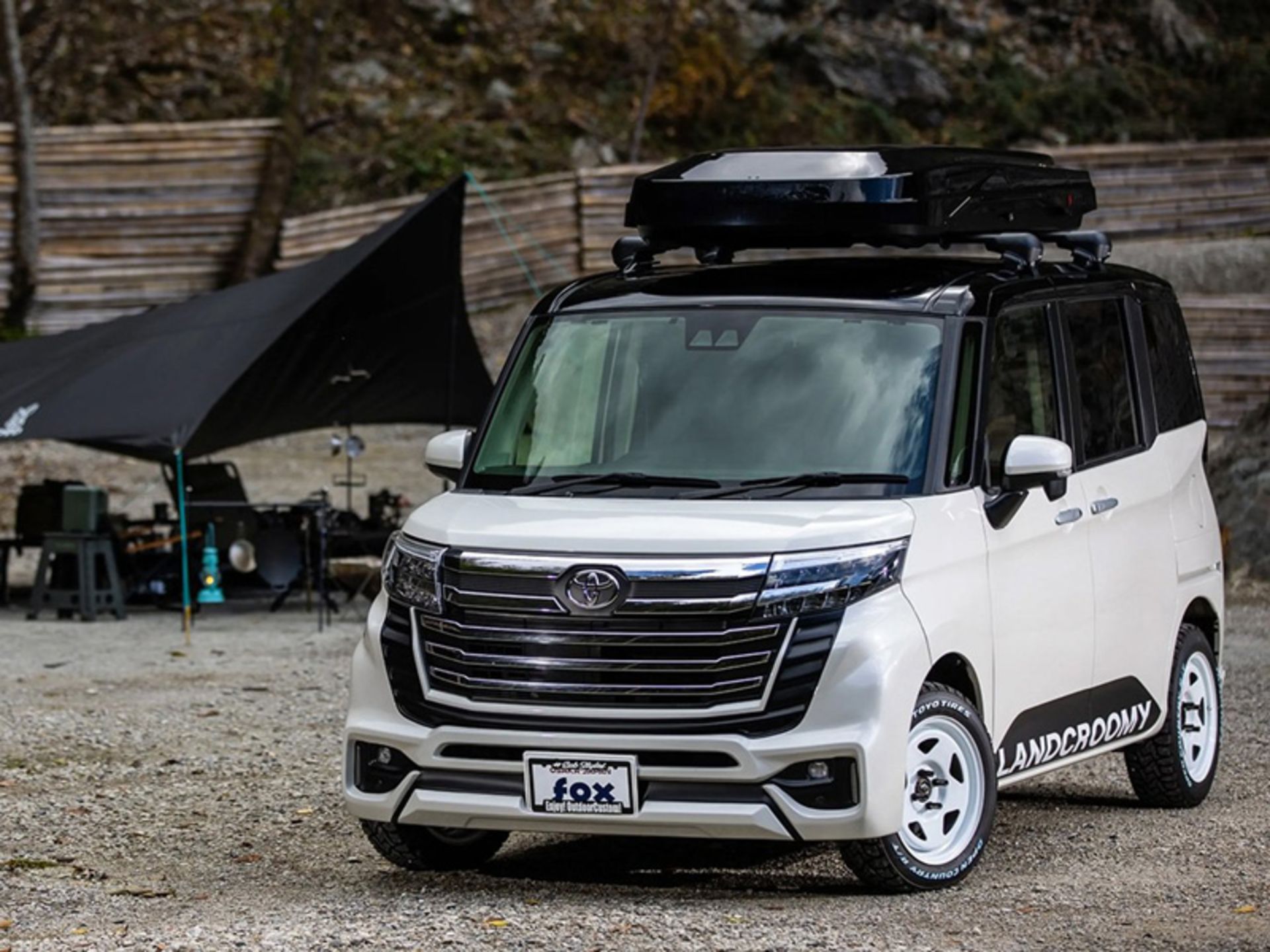 Cumper based on a Toyota Roman mini van in nature