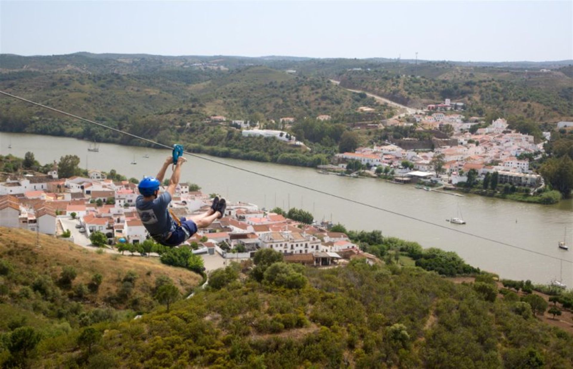 A person on the zipper route of the zero -zero over nature