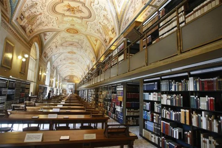 Travel guide to the Vatican; Where is the Vatican country? 23 Vatican Library
