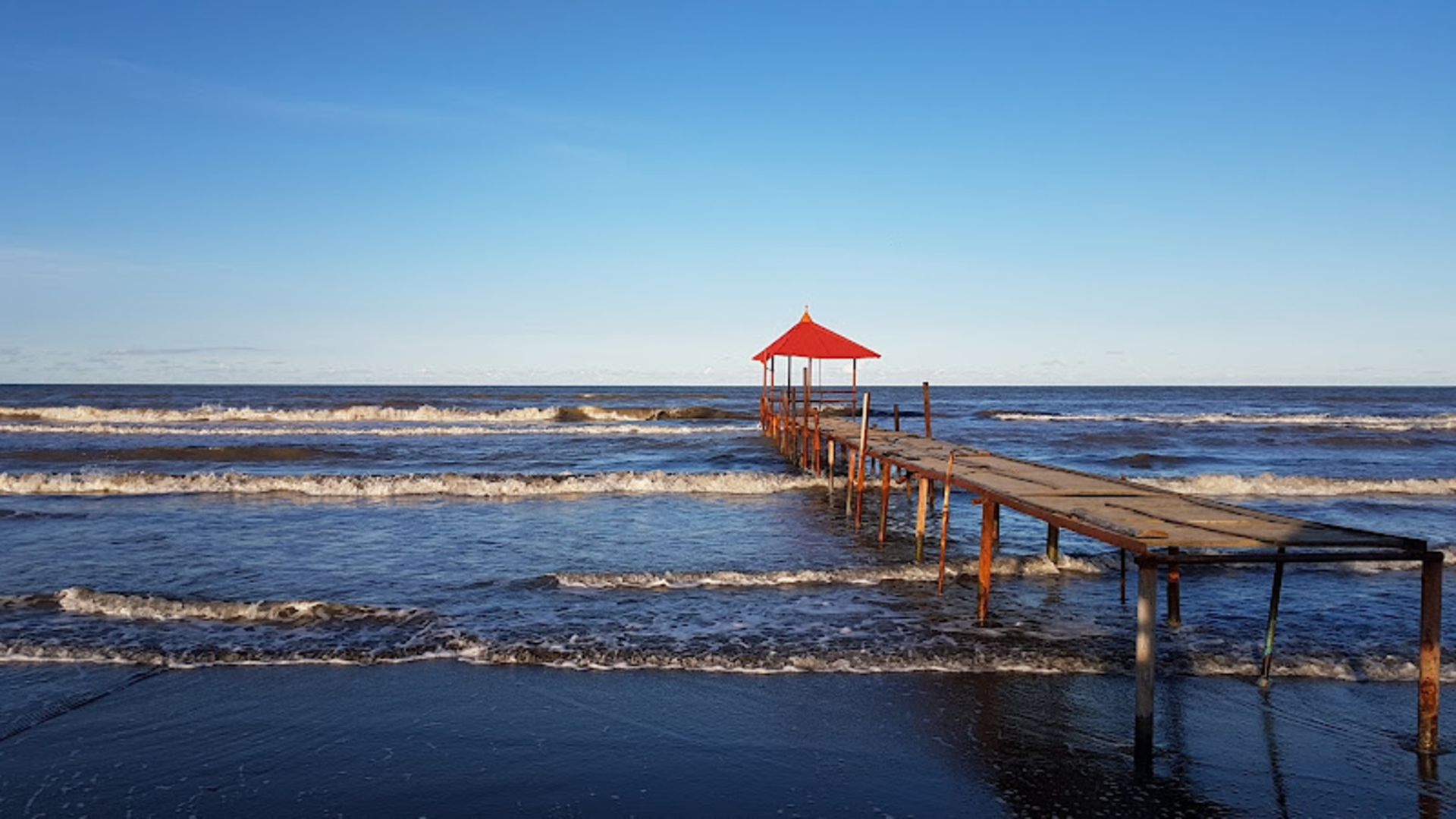 Reflection of sunlight in the waters of the Gisum beach
