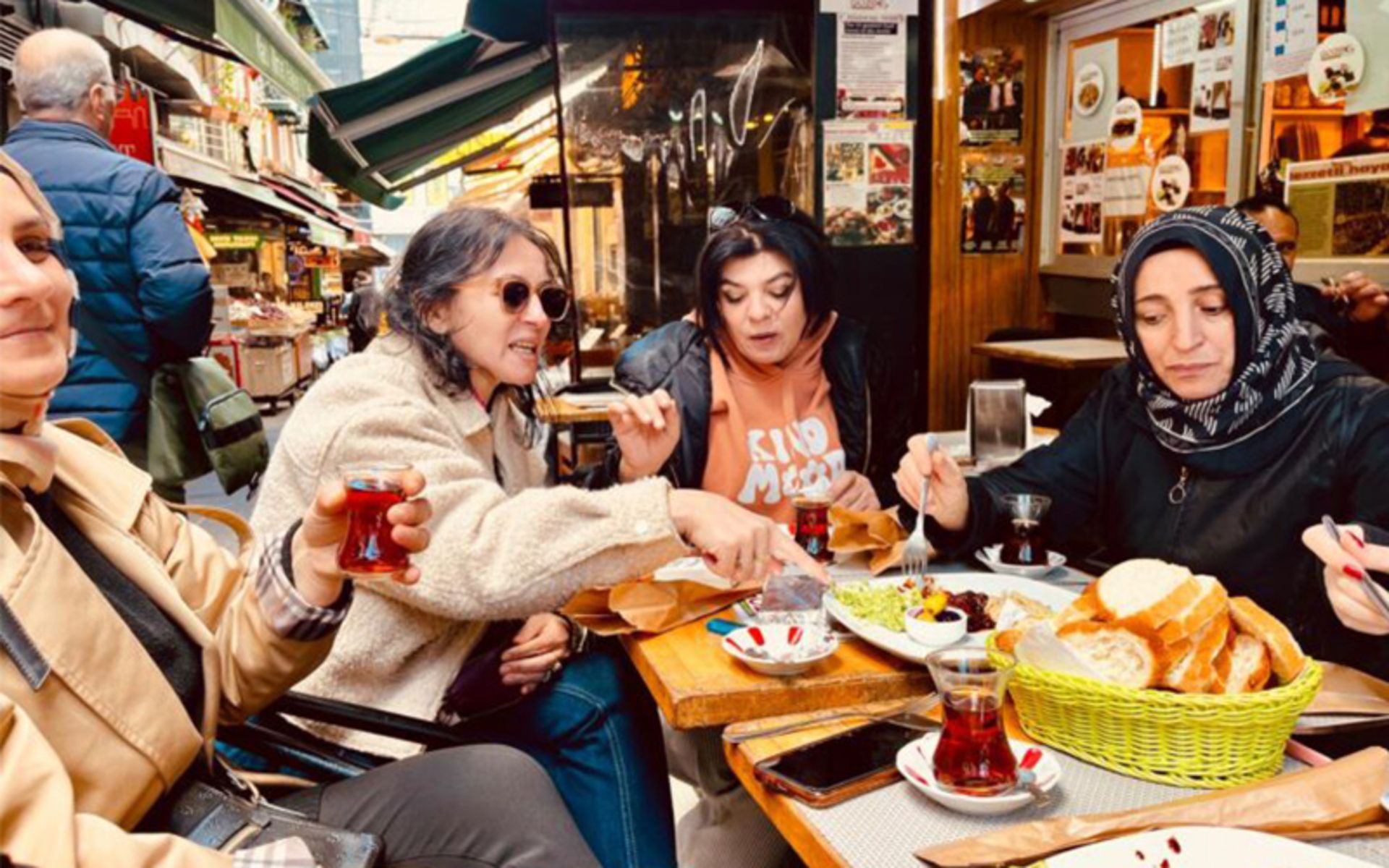 Women's breakfast in Kadikoi