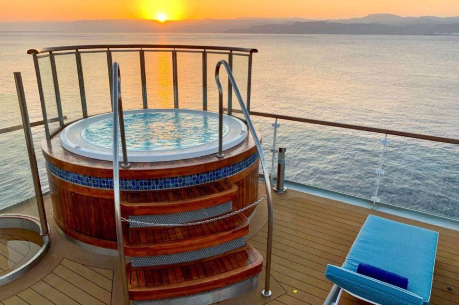 Open Jacuzzi on Oson Explorer ship 