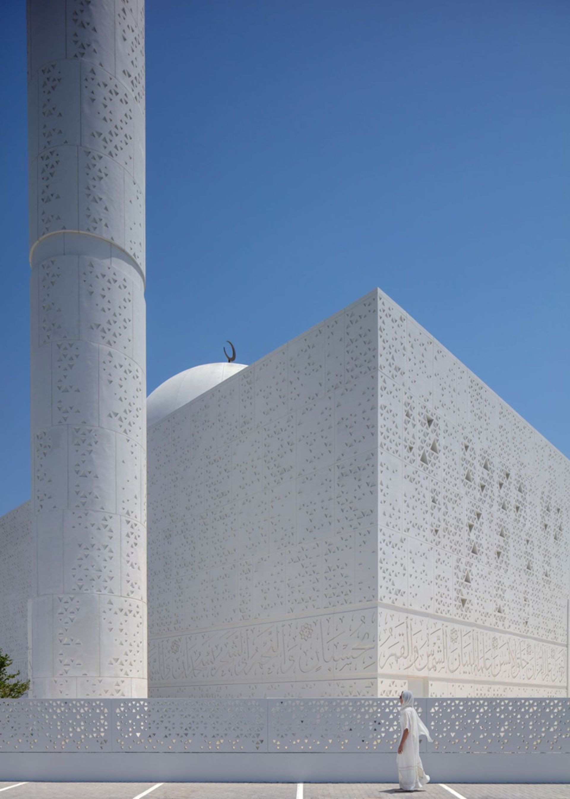 Simple and White Architecture of the Mosque of Noor, Dubai