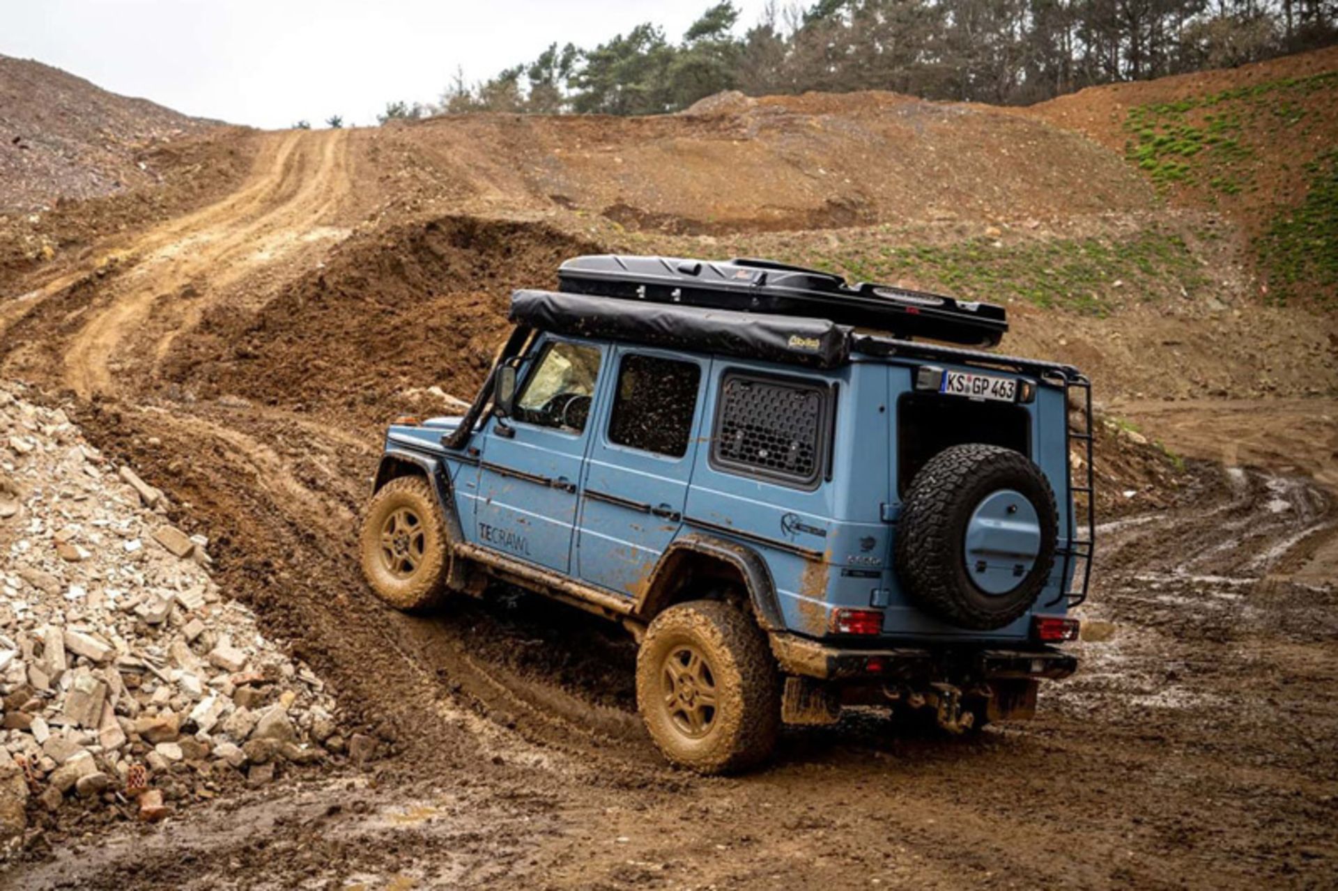 Mercedes -Benz Ji Kamper on the muddy road