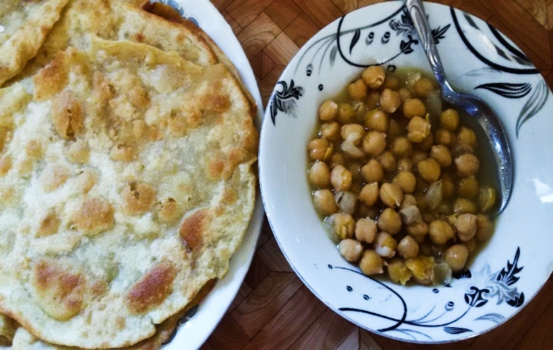 Bread with cooked chickpeas
