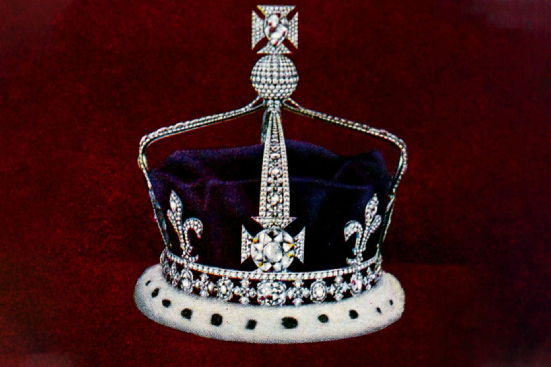 Diamond Mount Noor on the crown of the Queen of England