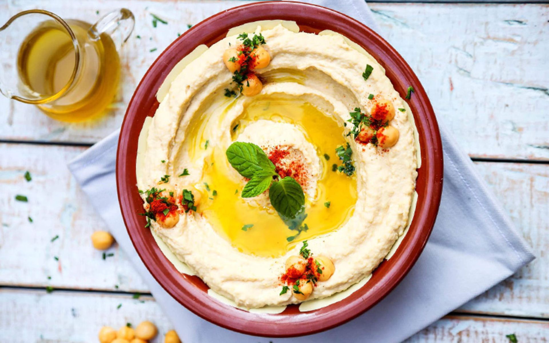 Homs by decorating olive oil and pea