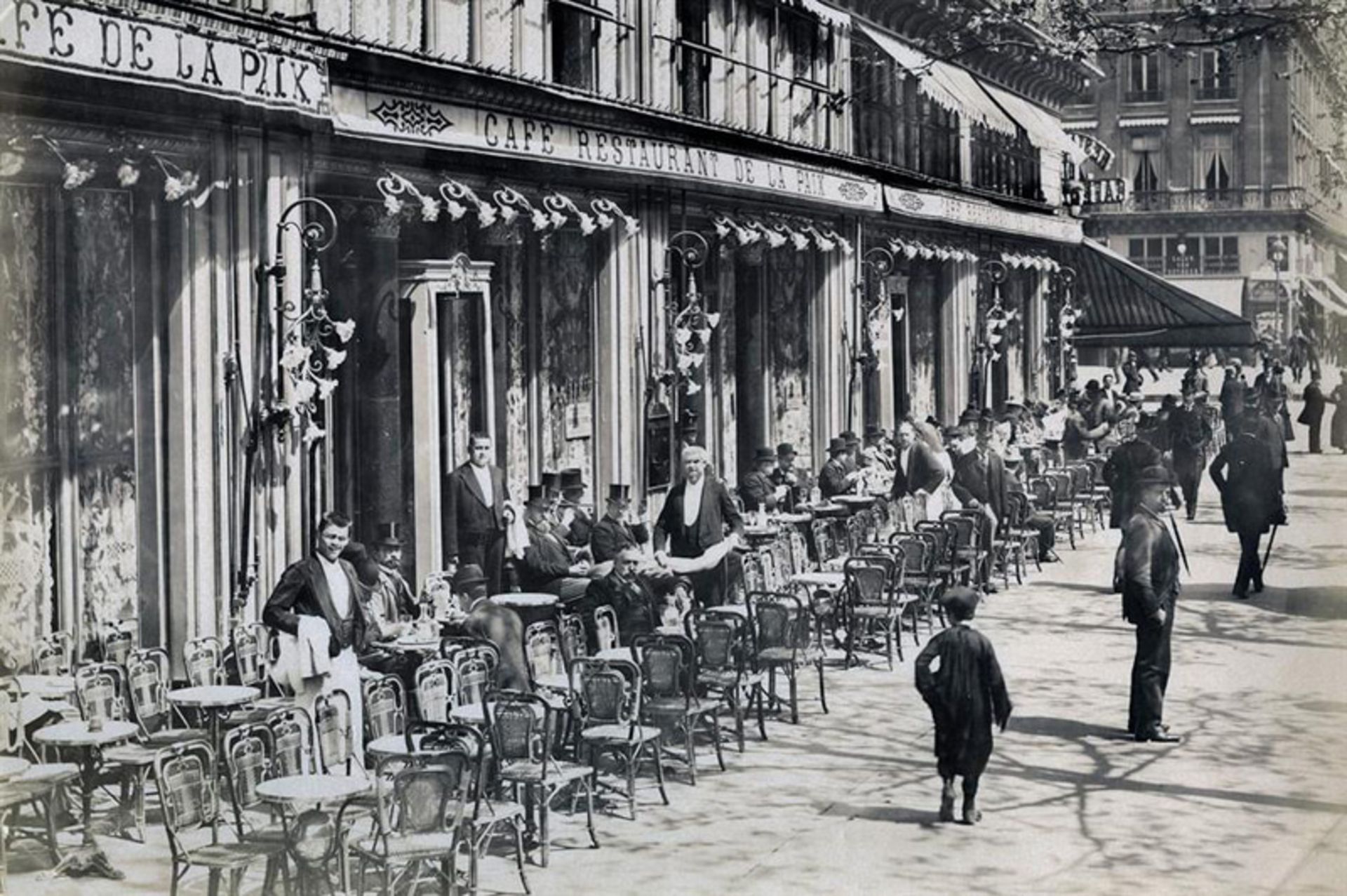 Old photo of people's outdoor presence in the cafe, Paris