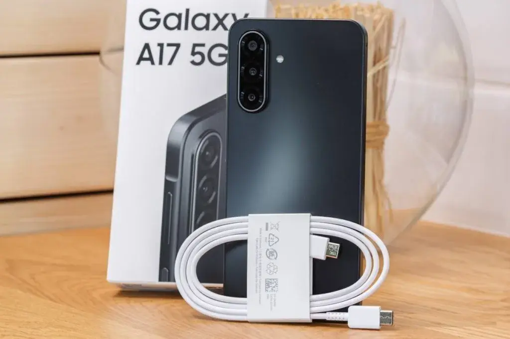 The contents of the Galaxy A17 packaging