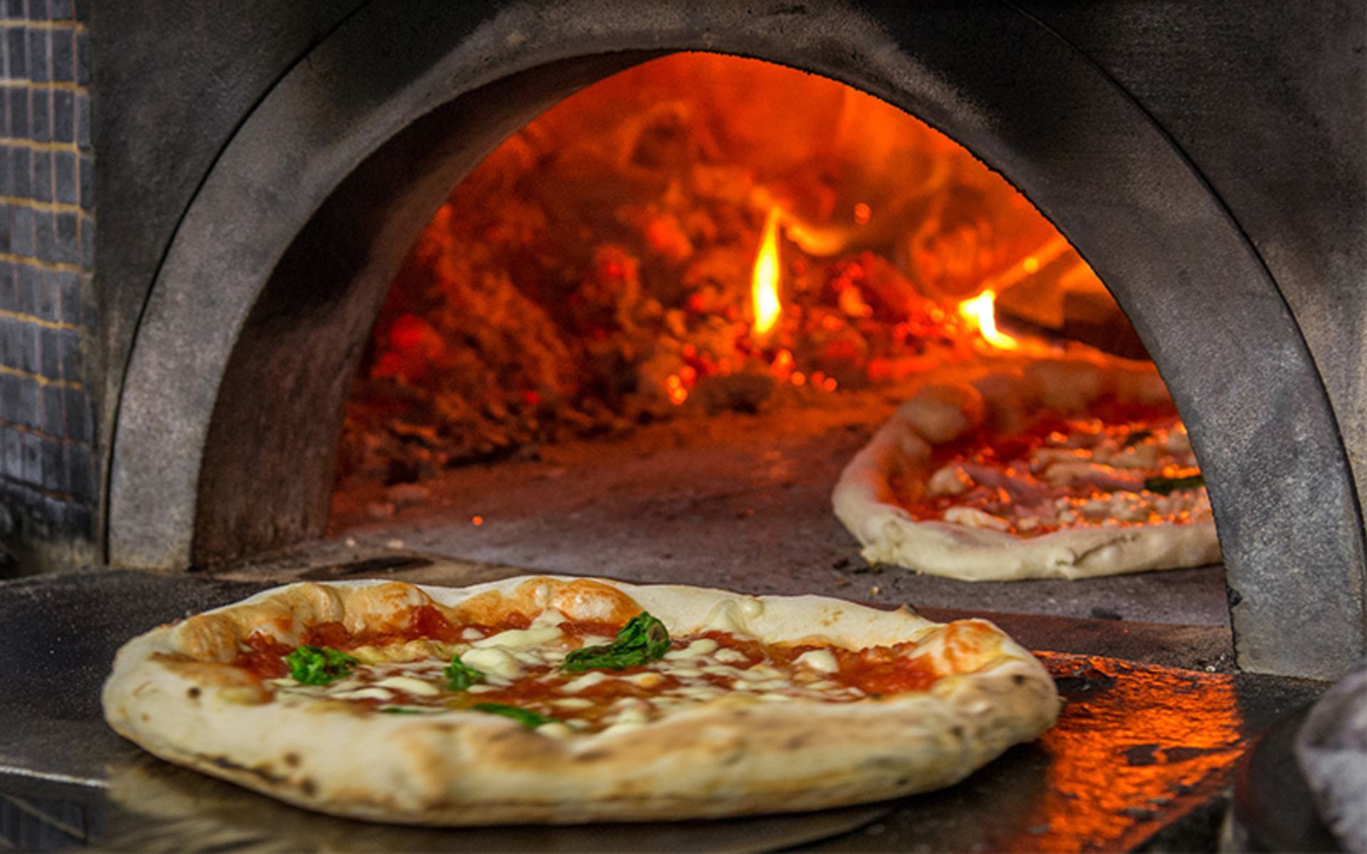 Baking Italian pizza in tenor