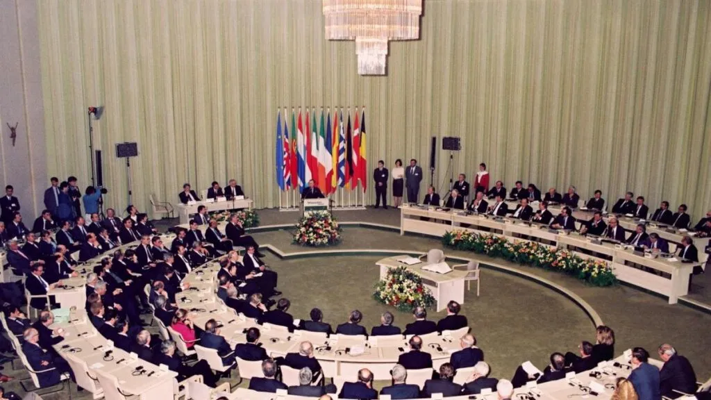 ۲ No powerful Maastrich's treaty