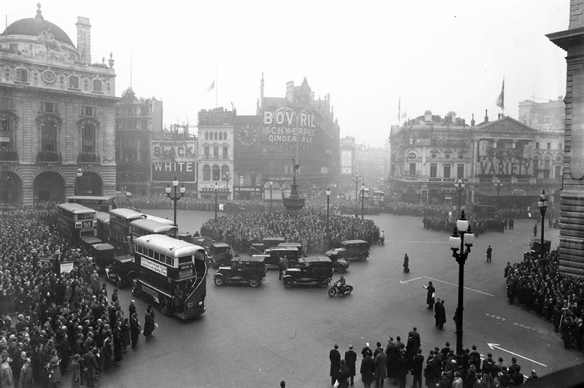 Black and white photo of field in London