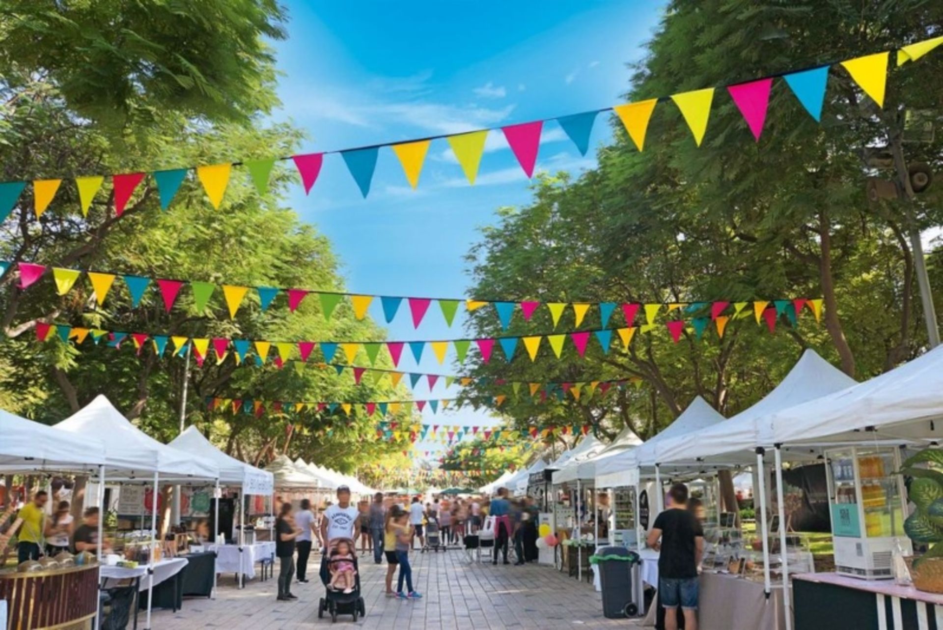 Deliber stalls around Dubai's second -hand market