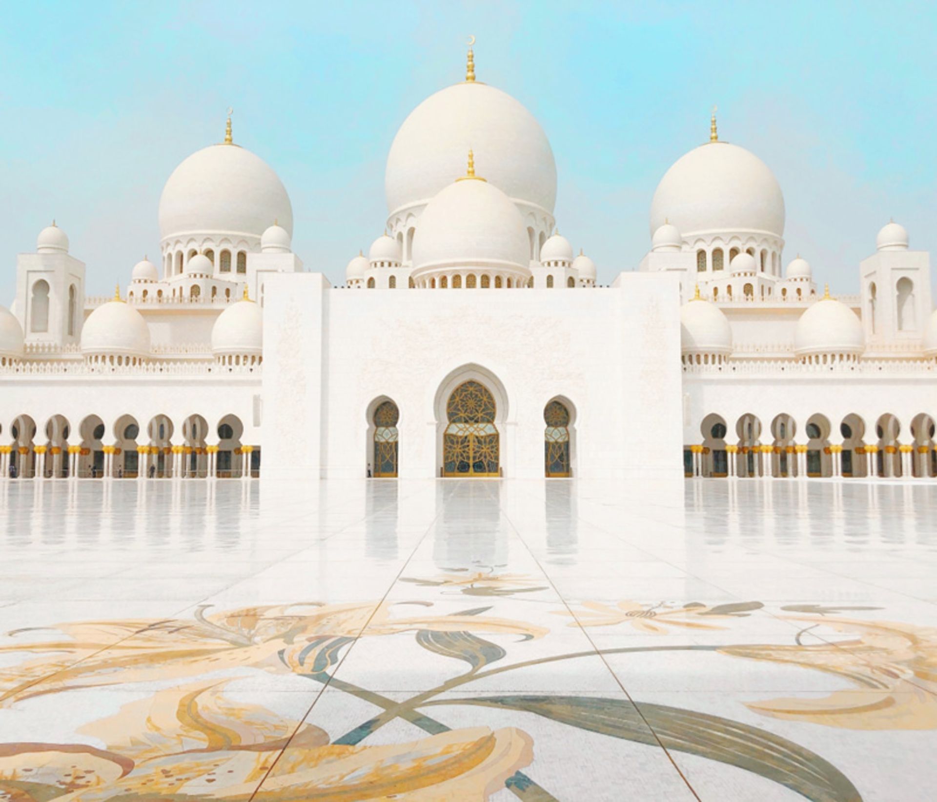 The main courtyard of the Sheikh Zayed Mosque