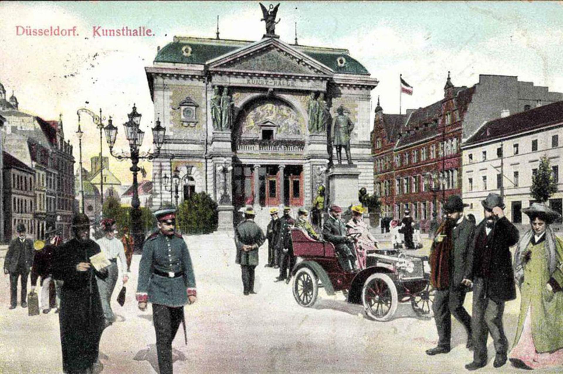 A color image of people with wide -edged hats in Düsseldorf