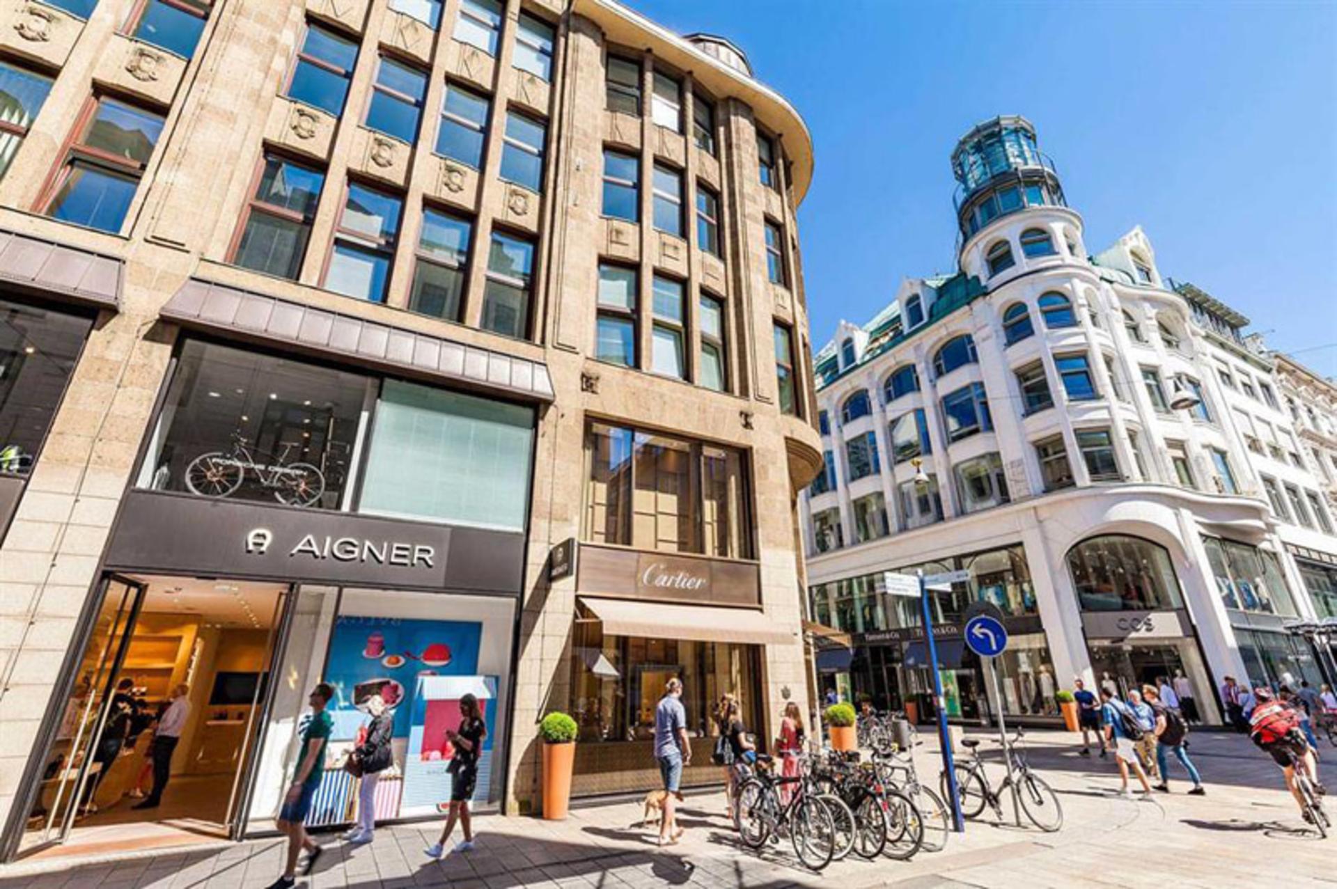 People next to luxury stores at Hamburg Shopping Center
