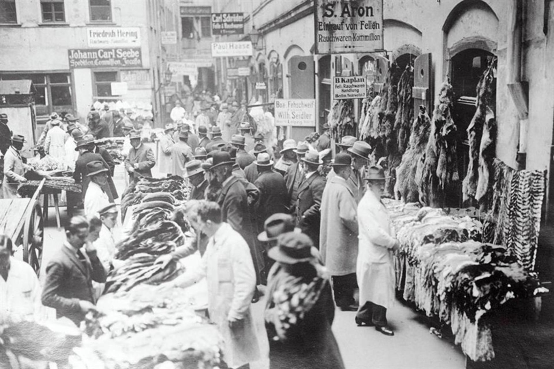People at the twentieth -century Lipzig Frame Exhibition