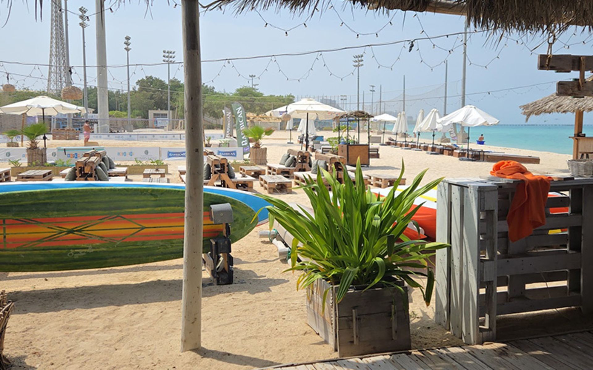 Beach with sunbathing beds in the gentleman of Men Kish