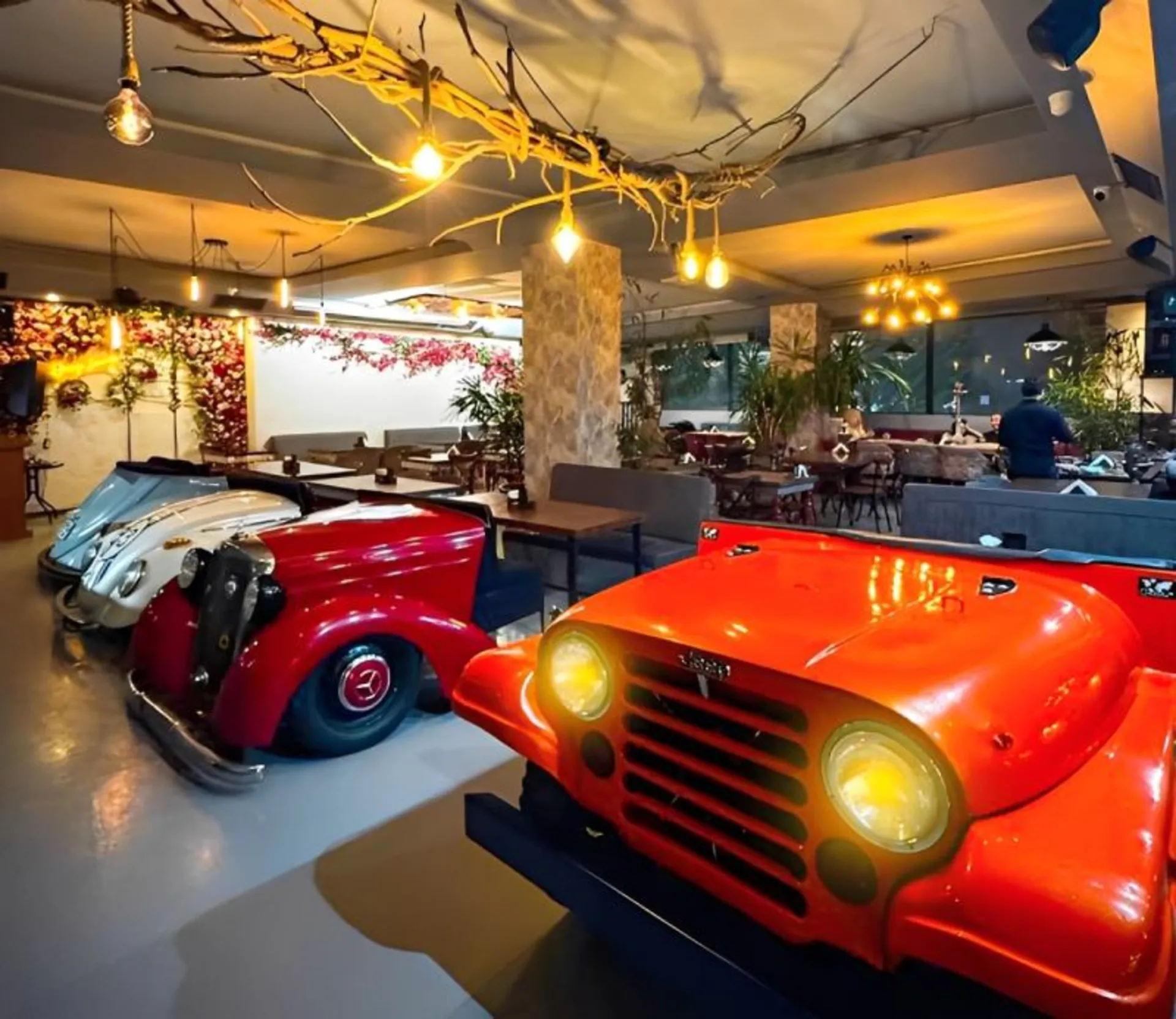 Tables and chairs in the café hall of El Maso Lange