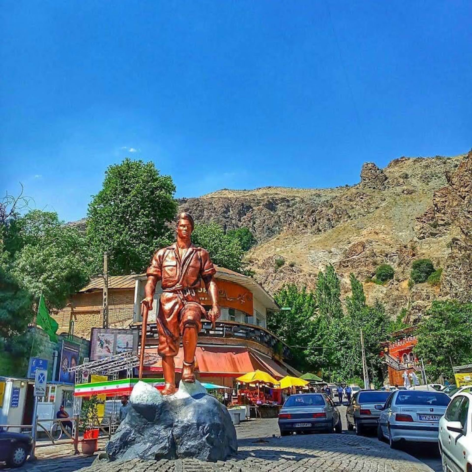 The statue of the mountaineer in Sarband square