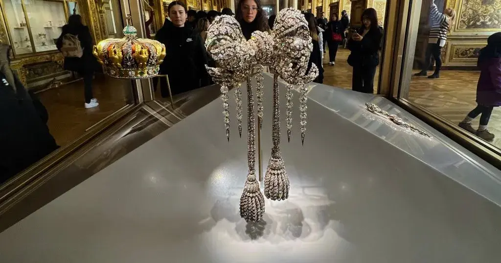 Queen Eugenie's big top bow