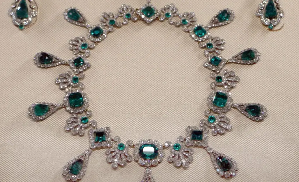 Emerald necklace and earrings belonging to Queen Marie-Louise