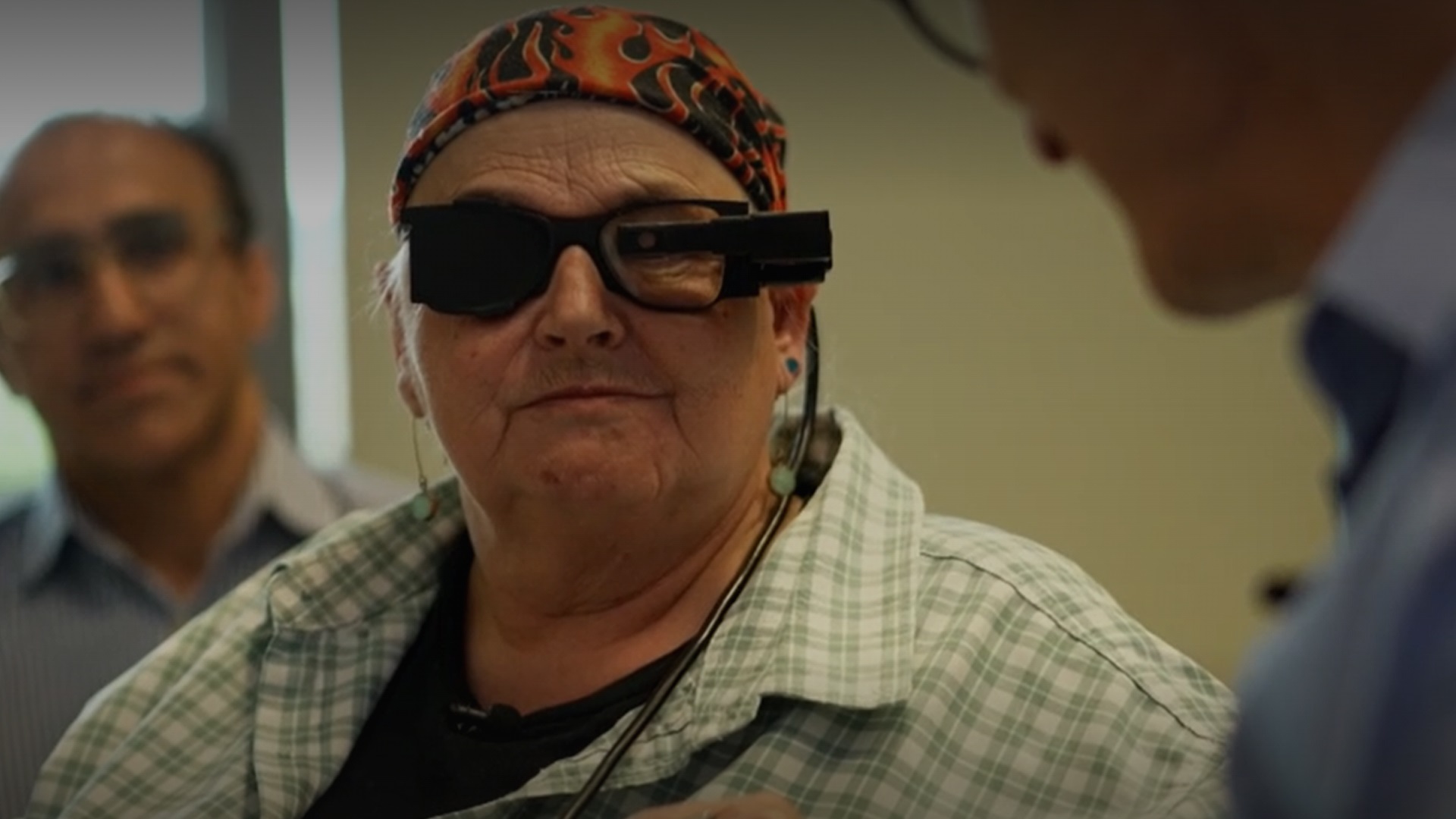 Life-changing eye implant helps blind patients read again 1 A new eye implant helps blind people read again - Diginoy