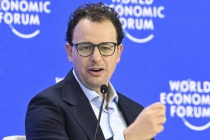 Writing entropic codes with artificial intelligence