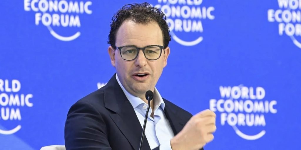 Writing entropic codes with artificial intelligence