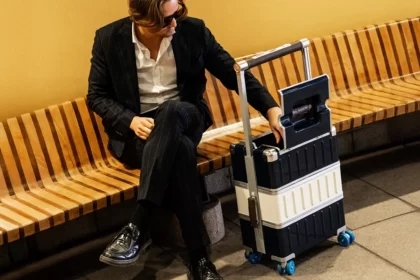 Use the luggage in the airport