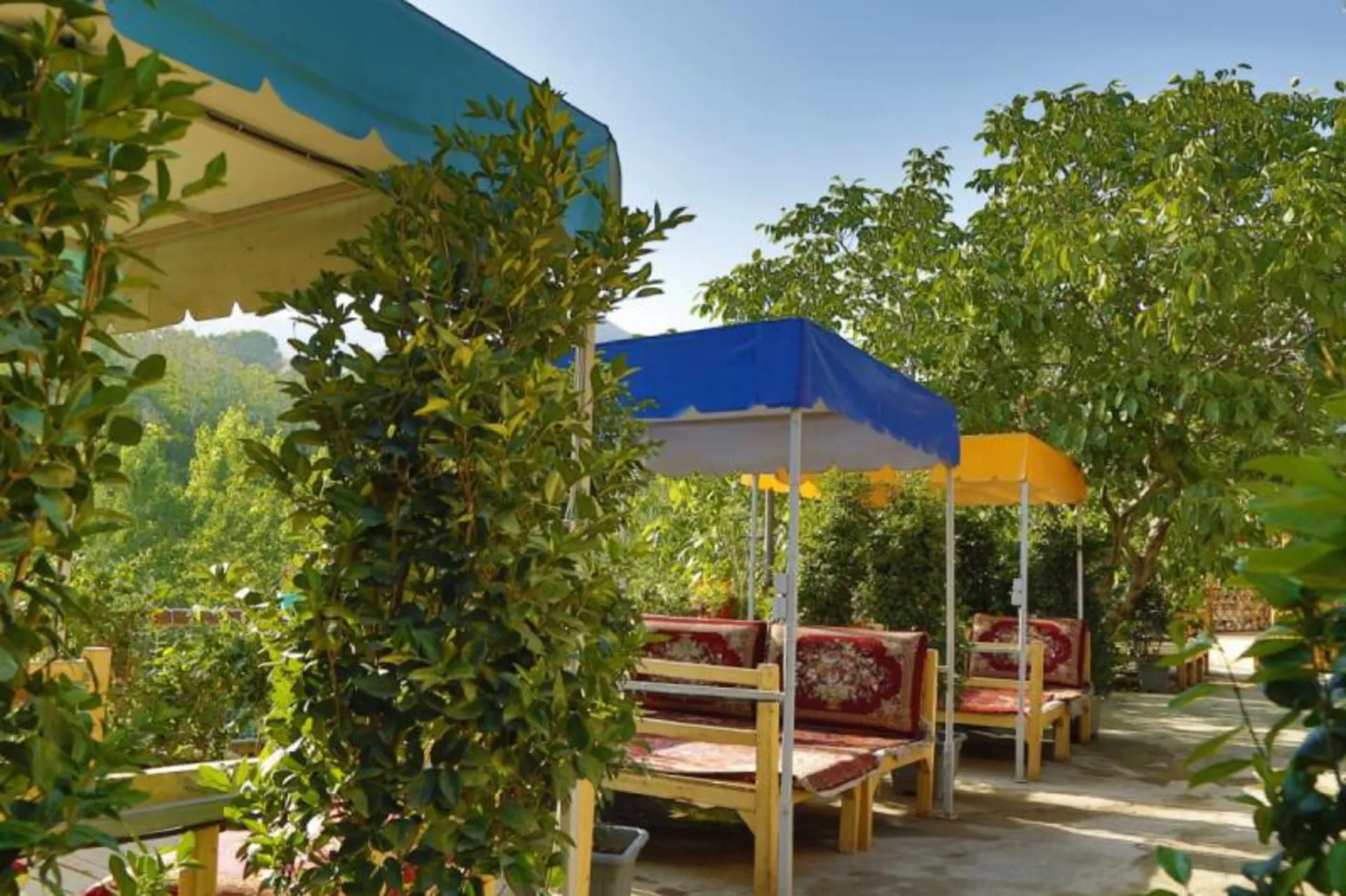 The open space of Bistun Farahzad restaurant