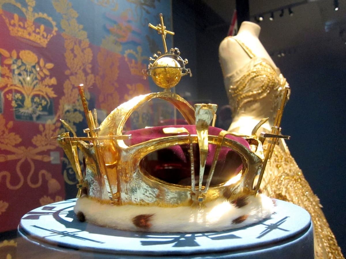 10 most expensive royal crowns and jewels in the world - diginoy
