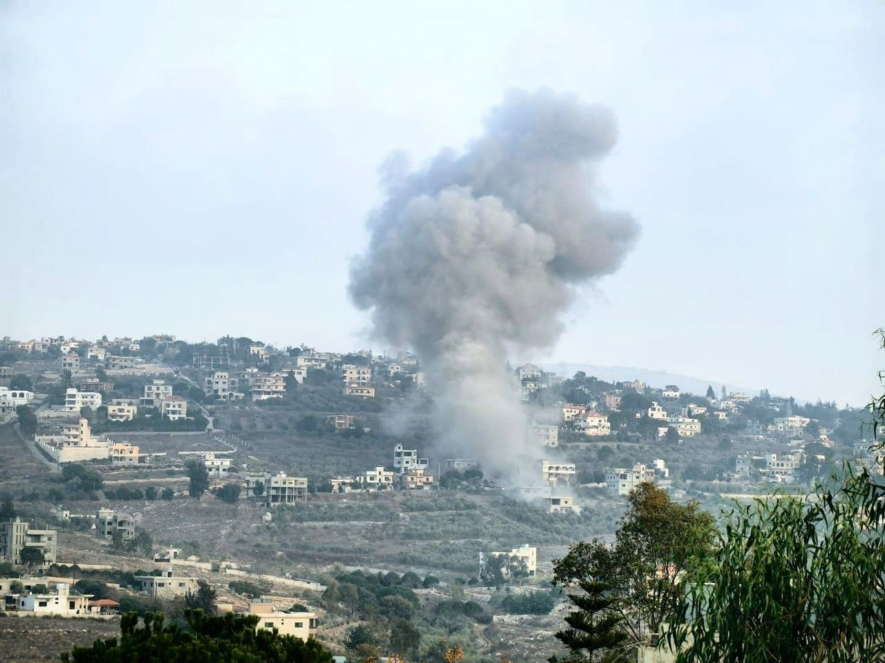 The bombardment of southern Lebanon by Zionist fighters + images