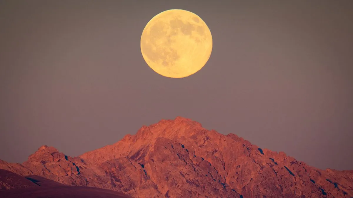 The supermoon next to the peak of Monte Perna