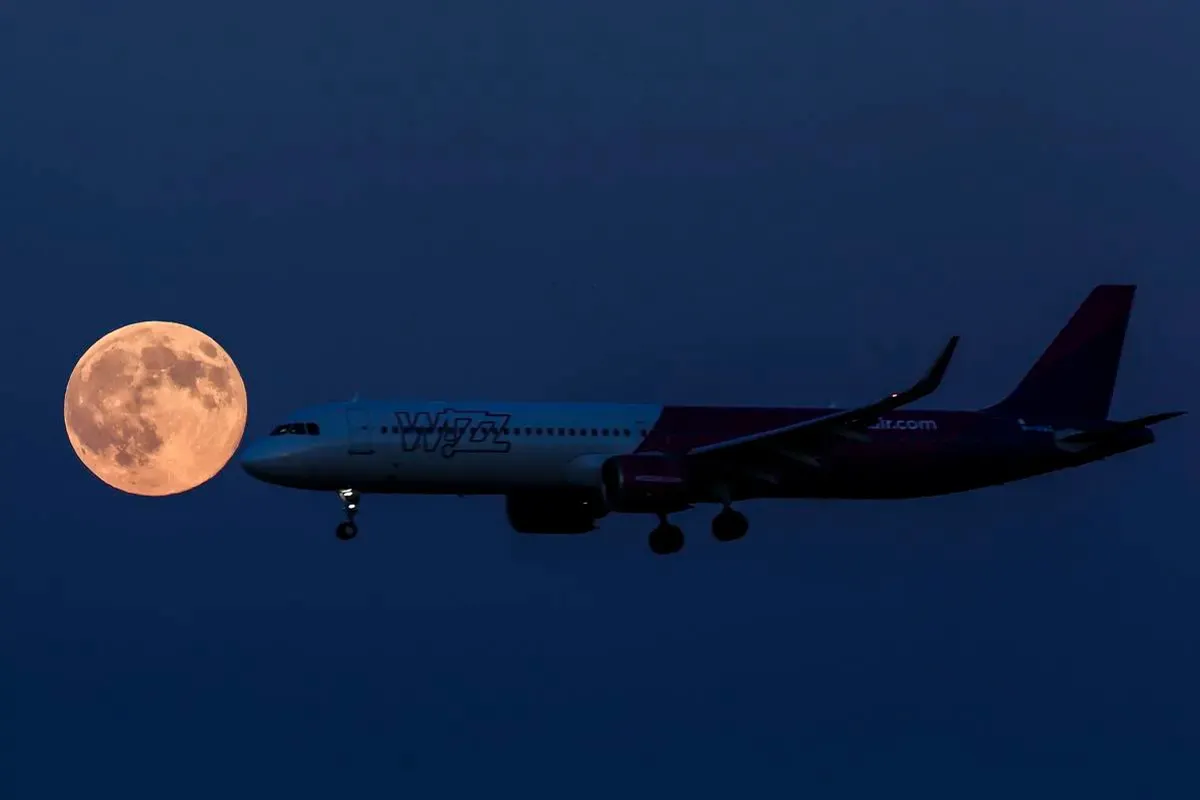 The full moon of November 1404 and the plane taking off from Budapest airport