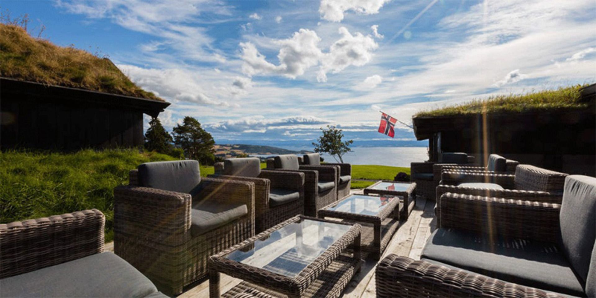 The outdoor space of the Hotel Evina in Norway with wicker tables and chairs