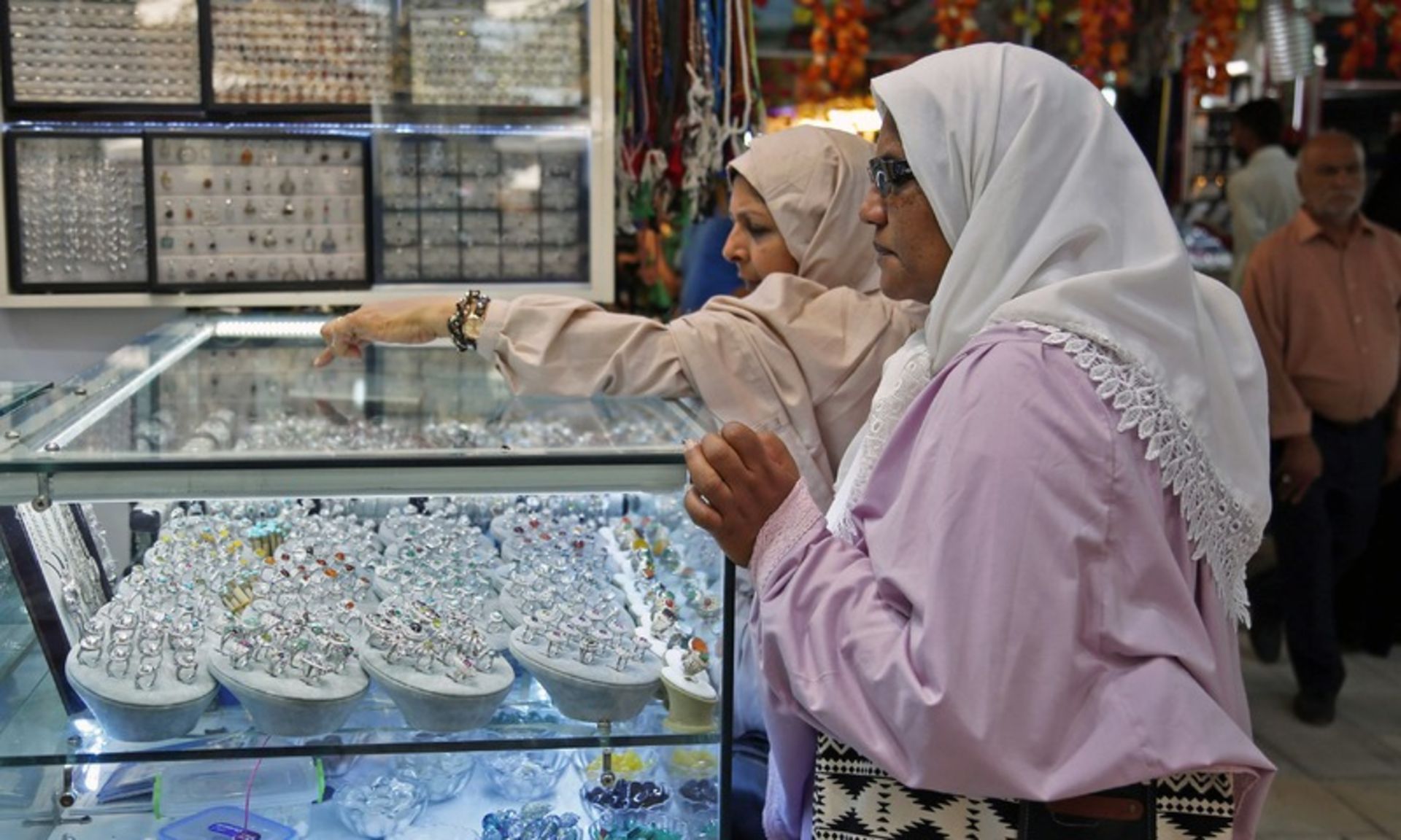 Buying jewelry in Najaf market