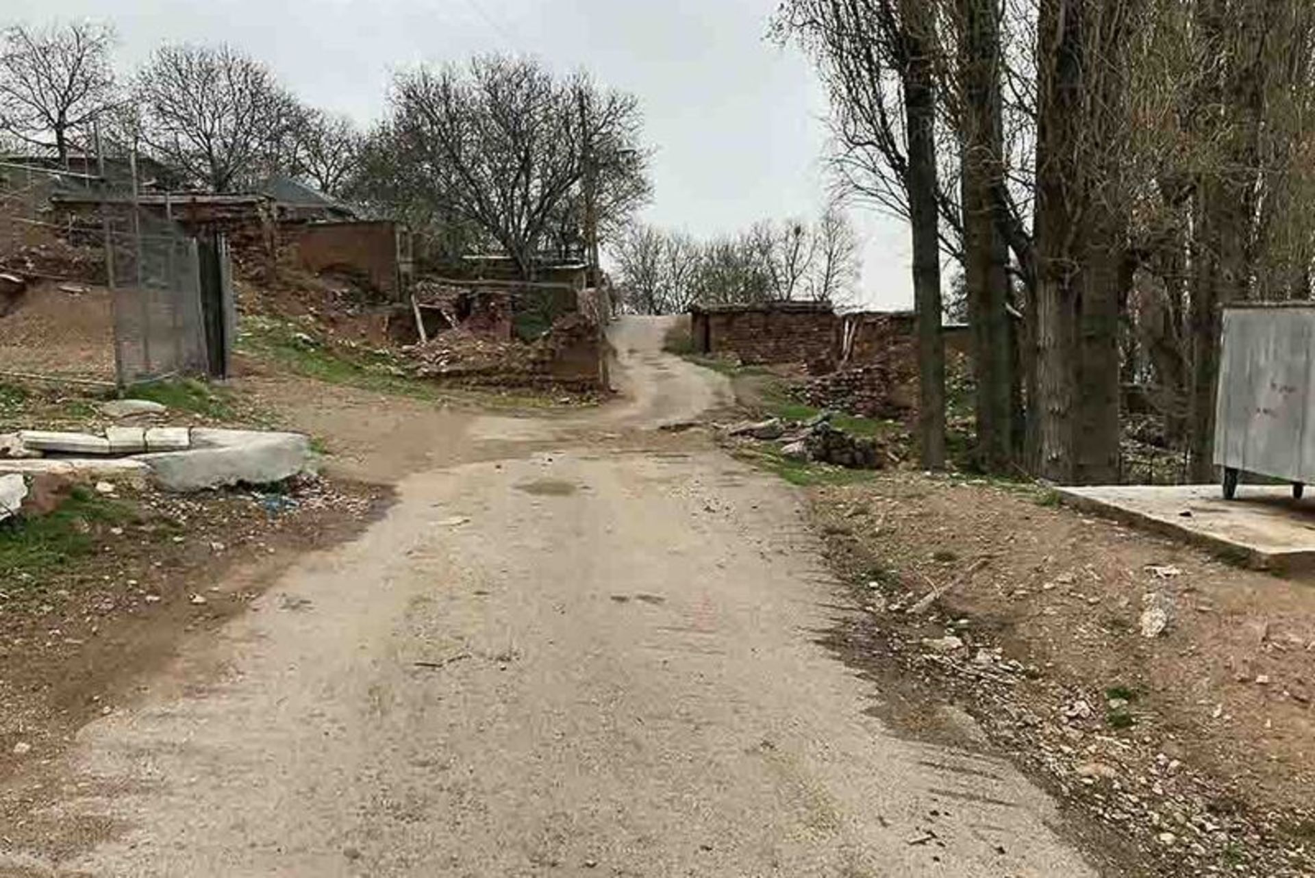 Dirt road in Khosran village