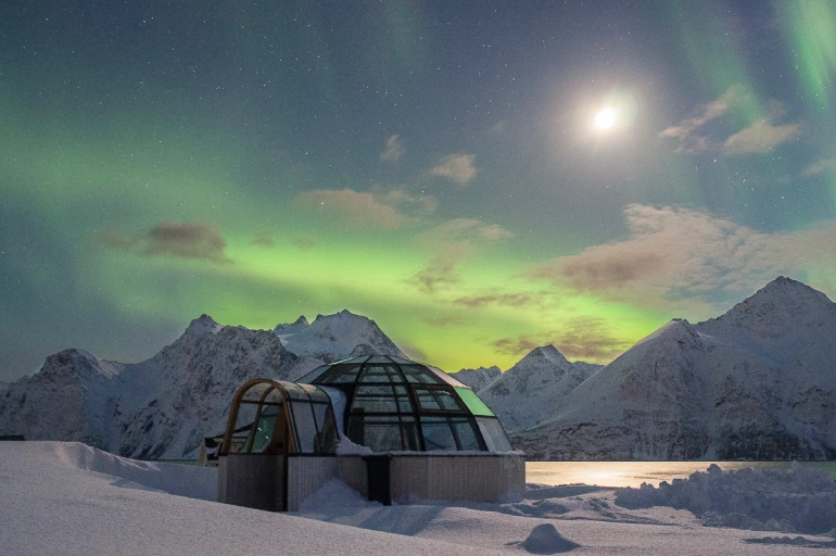 What is the difference between northern and southern aurora borealis?