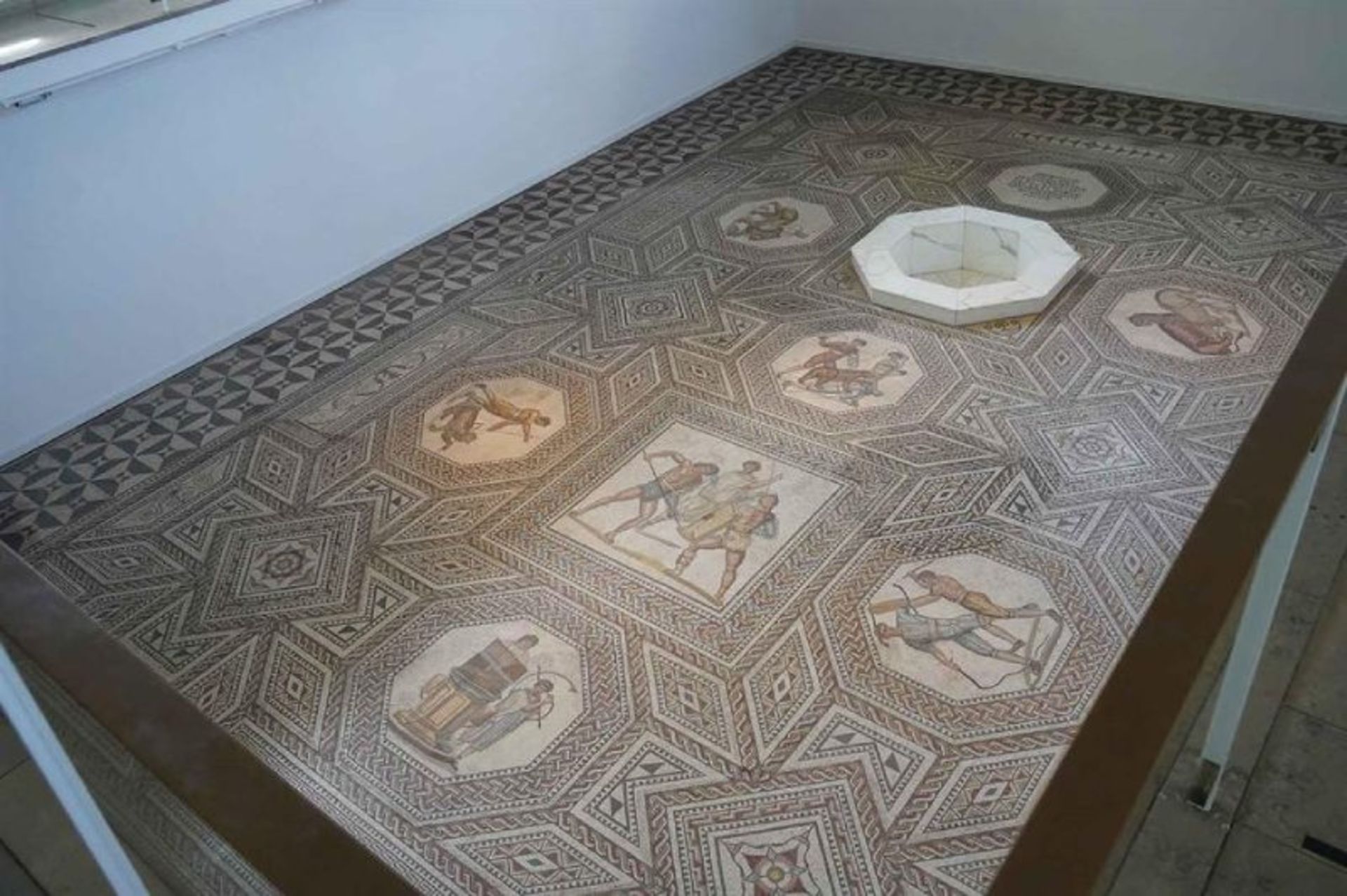 Historical images on gladiator mosaics in Germany