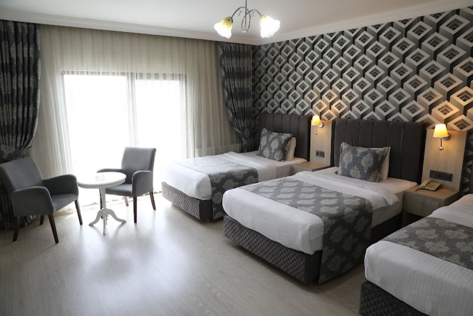 Three-bed room with gray decoration in Avalon Altes Hotel 