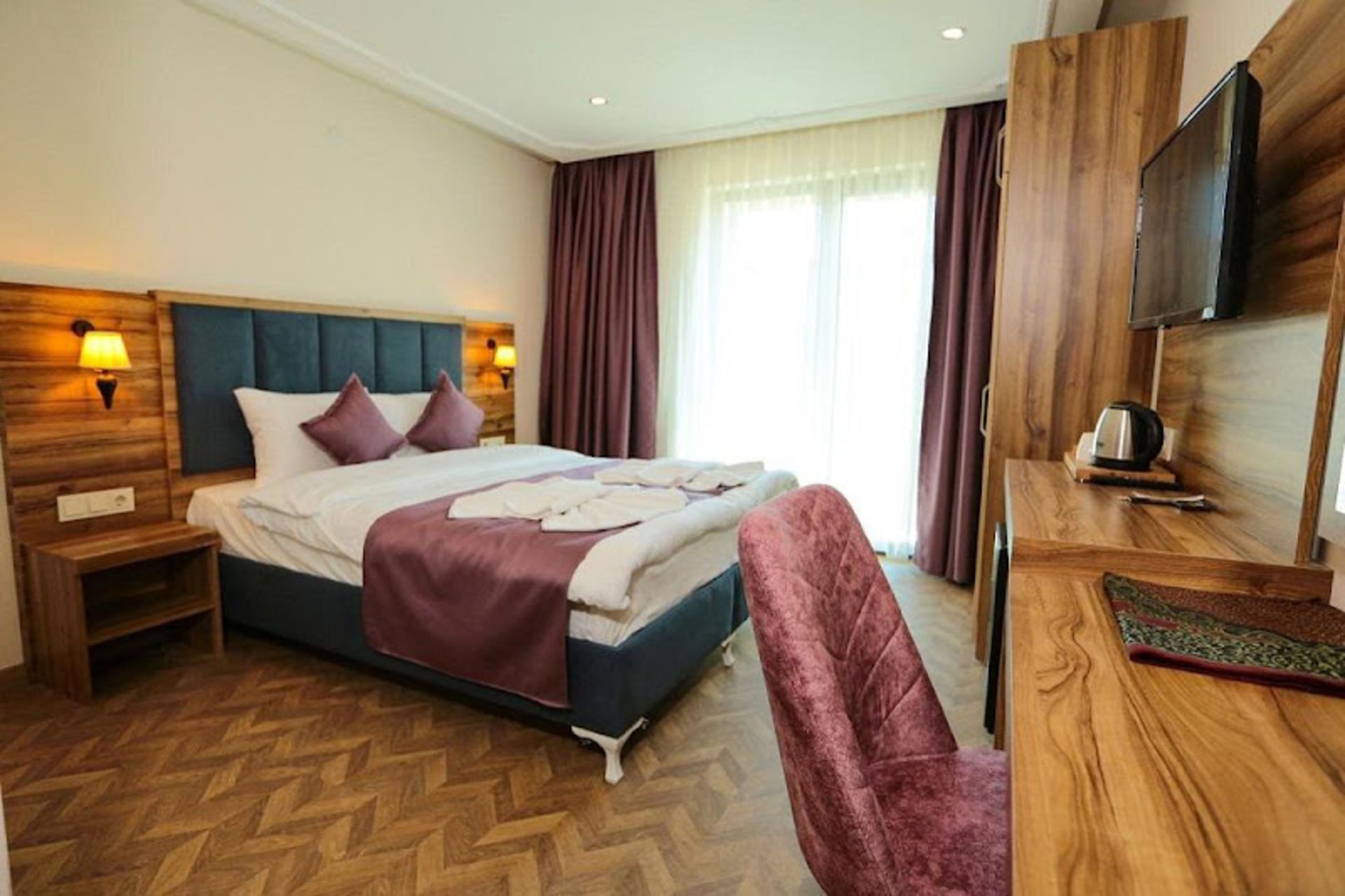 Double room with wood theme in Royal Palace One Hotel
