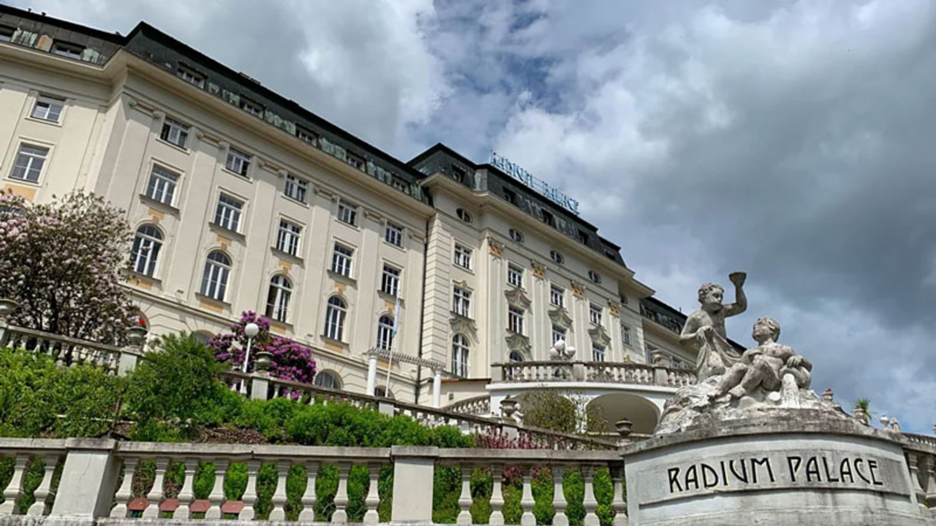 A large hotel building in Yakhimov