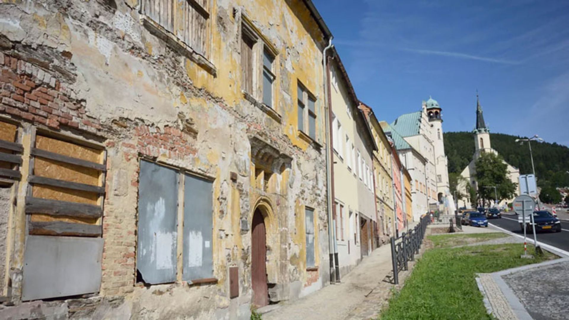 A row of old and dilapidated houses in Yakhimov