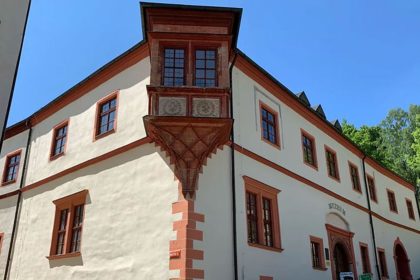 View of a white building in Yakhimov