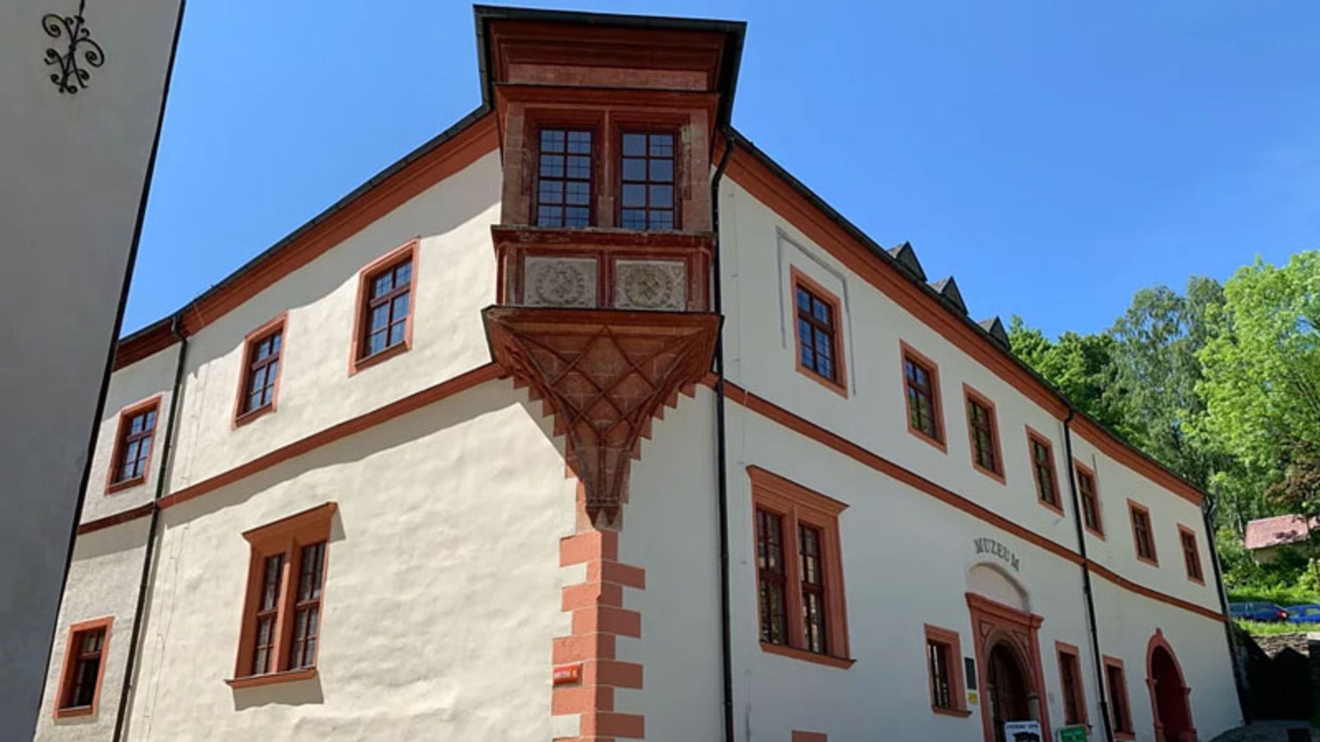 View of a white building in Yakhimov