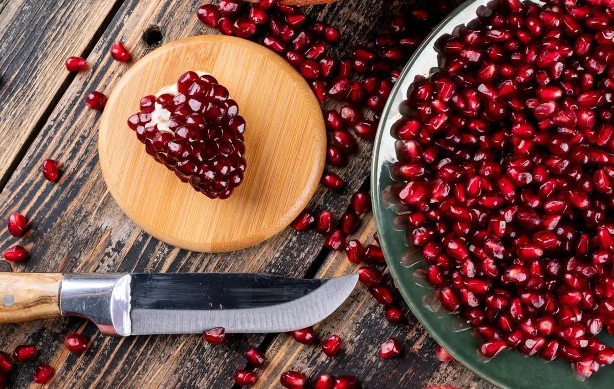 The first step of preparing pomegranate jam