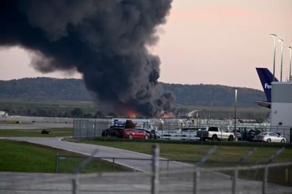 Widespread fire following the crash of a cargo plane in Kentucky + video
