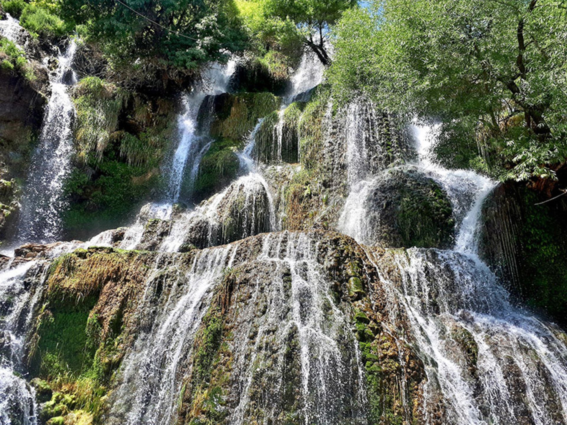 The descent of Niaser waterfall from the rocks