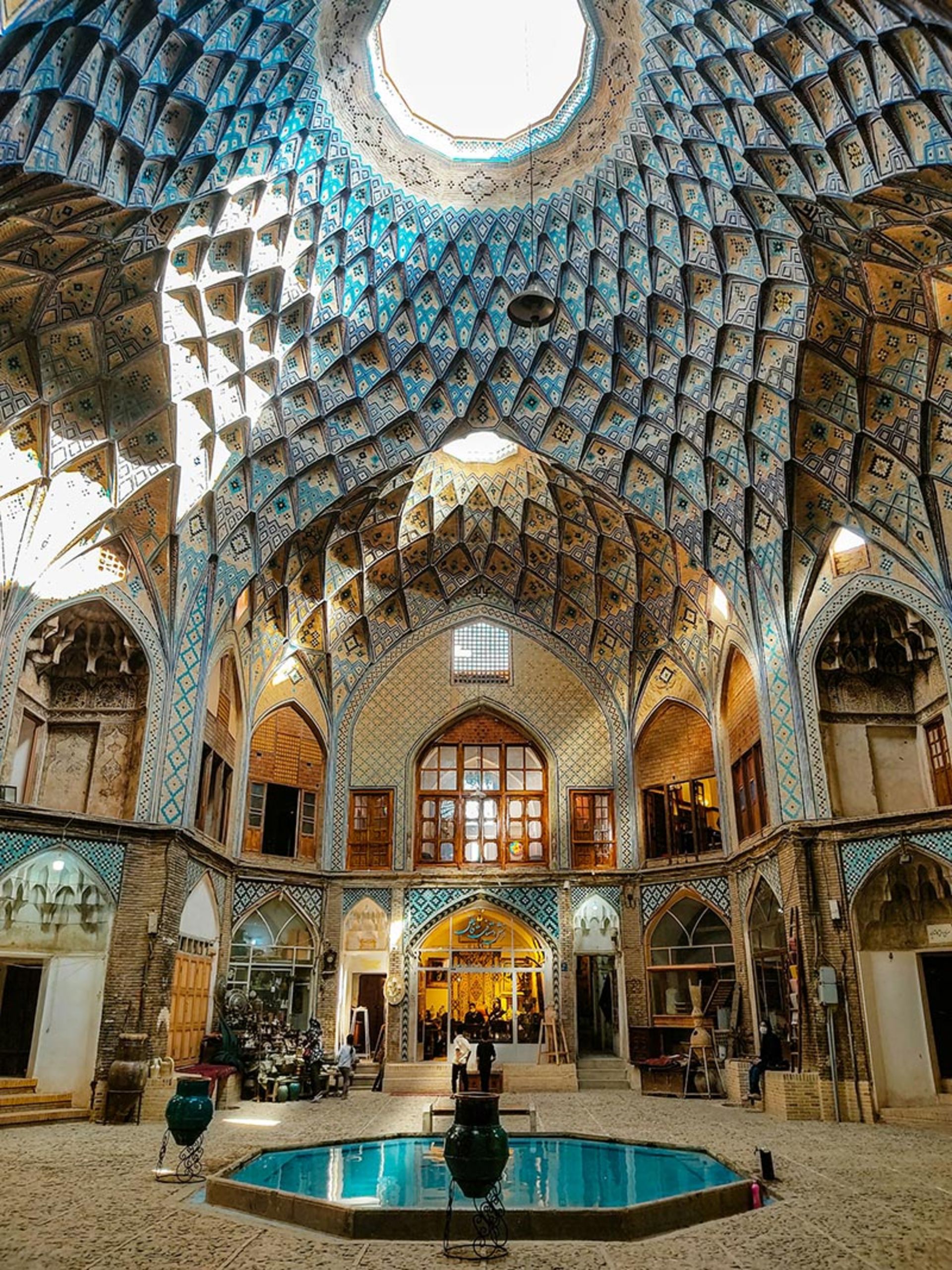 The effect of traditional Iranian architecture in the market of Kashan